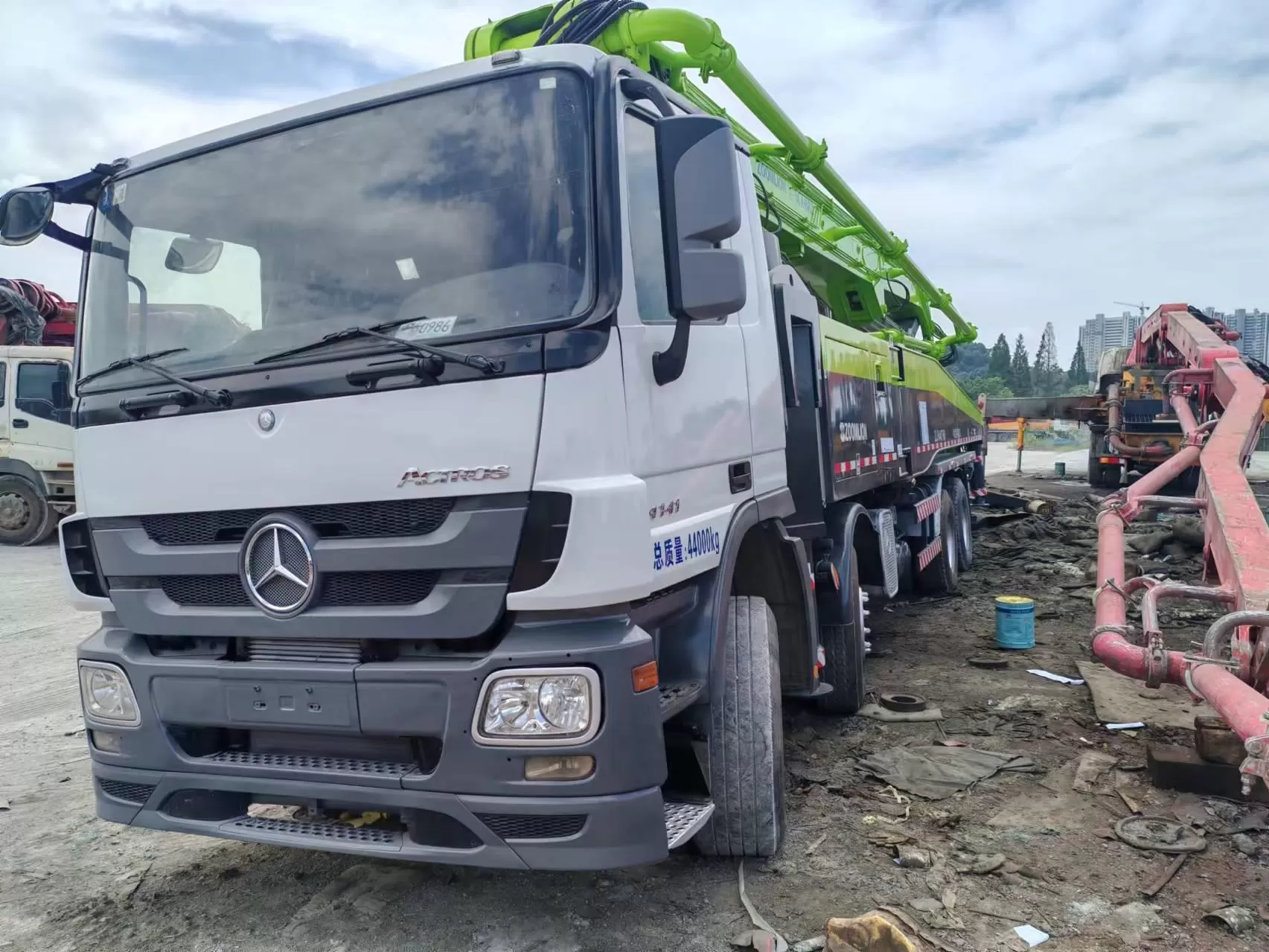 2012 zoomlion 56m boom pump سيارة مضخة الخرسانة المثبتة على شاحنة على هيكل بنز