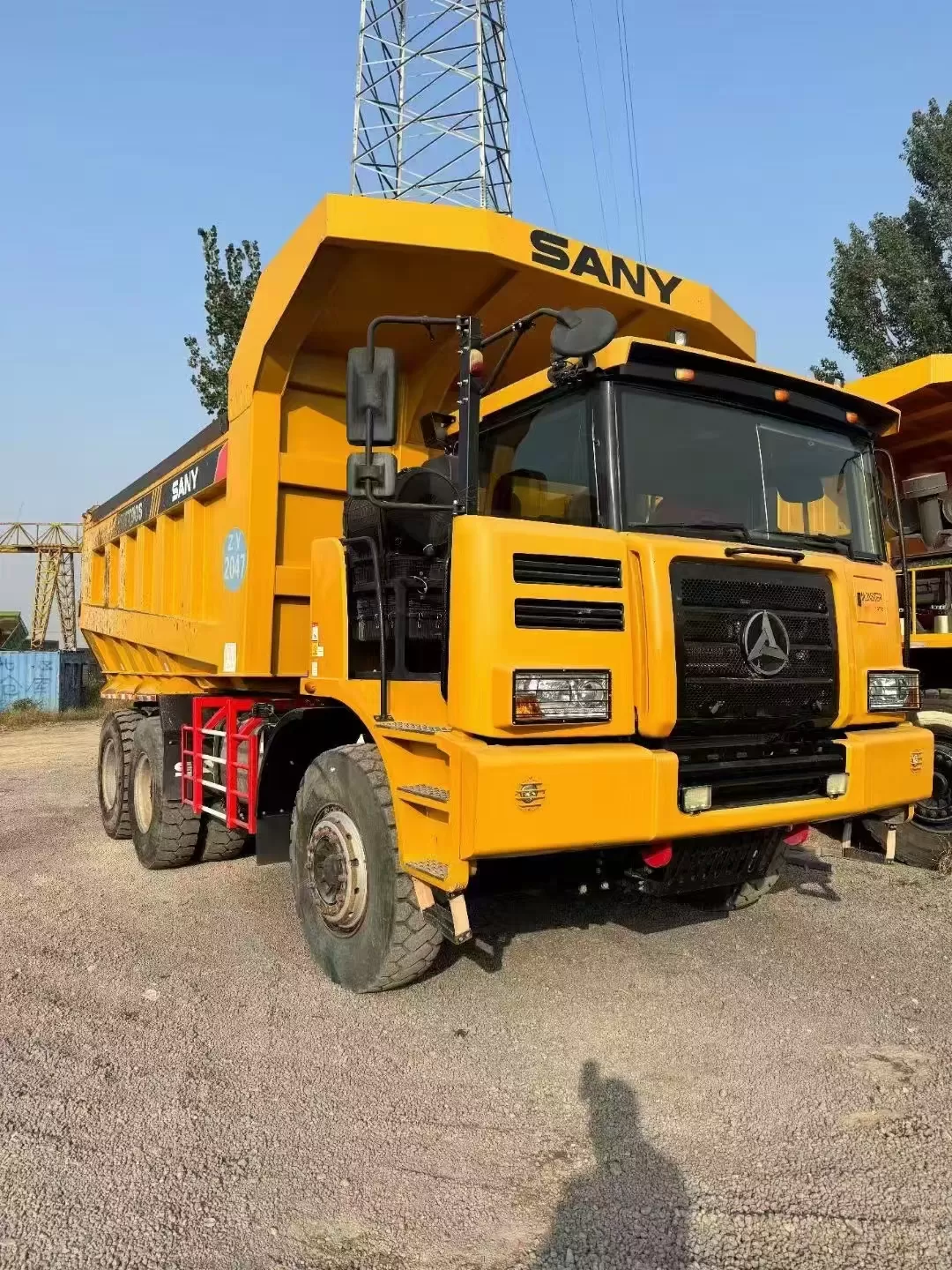 ساني skt90s 6 × 4 60 طن شاحنة قلابة للتعدين على الطرق الوعرة ذات الجسم العريض