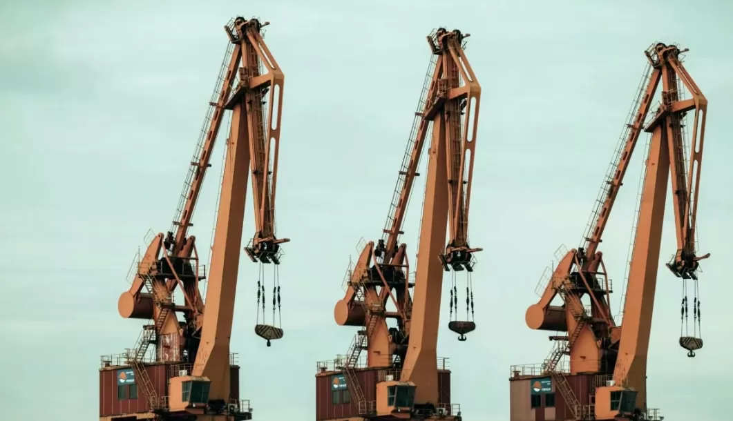 قائمة مراجعة المستوردين: حدود المنافذ العالمية لتفريغ الآلات الثقيلة