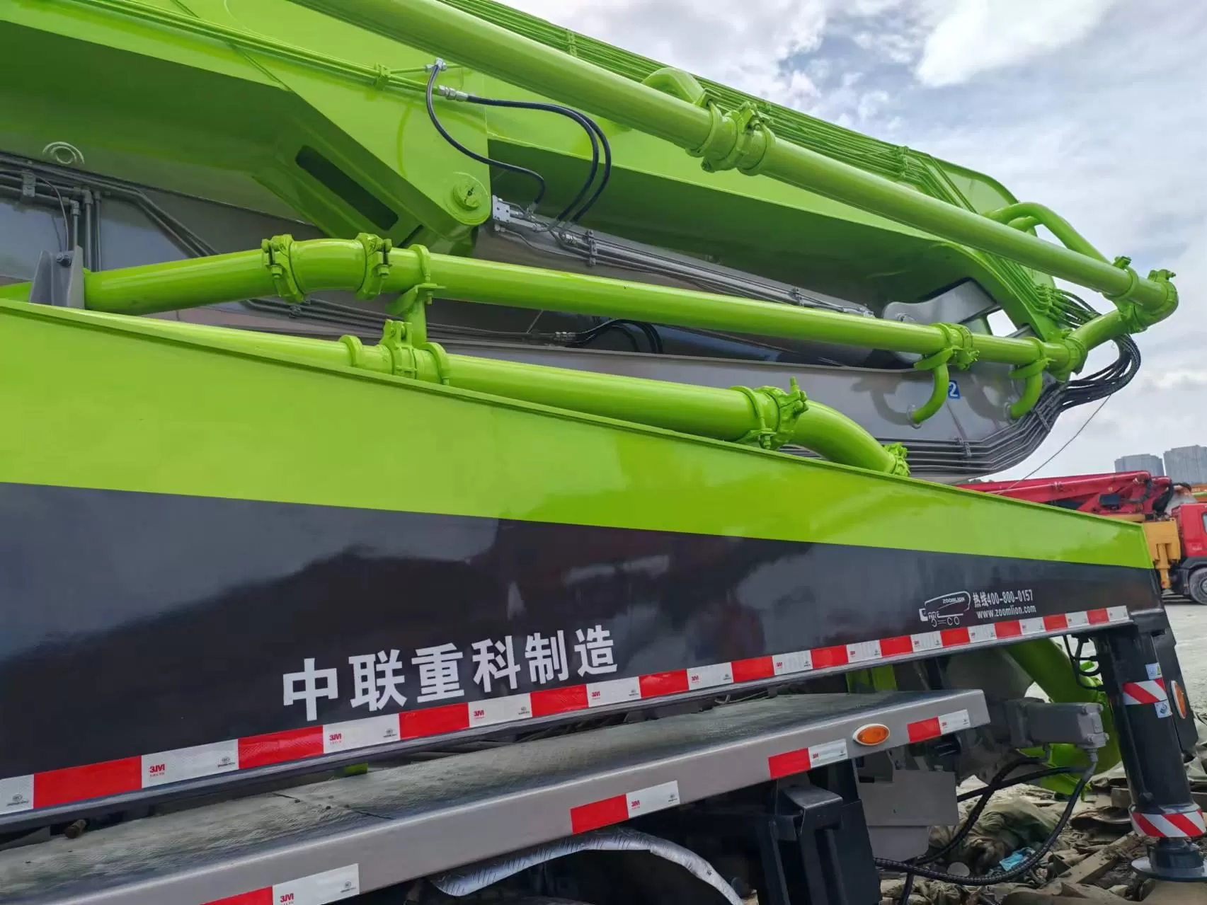 2012 zoomlion 56m boom pump سيارة مضخة الخرسانة المثبتة على شاحنة على هيكل بنز