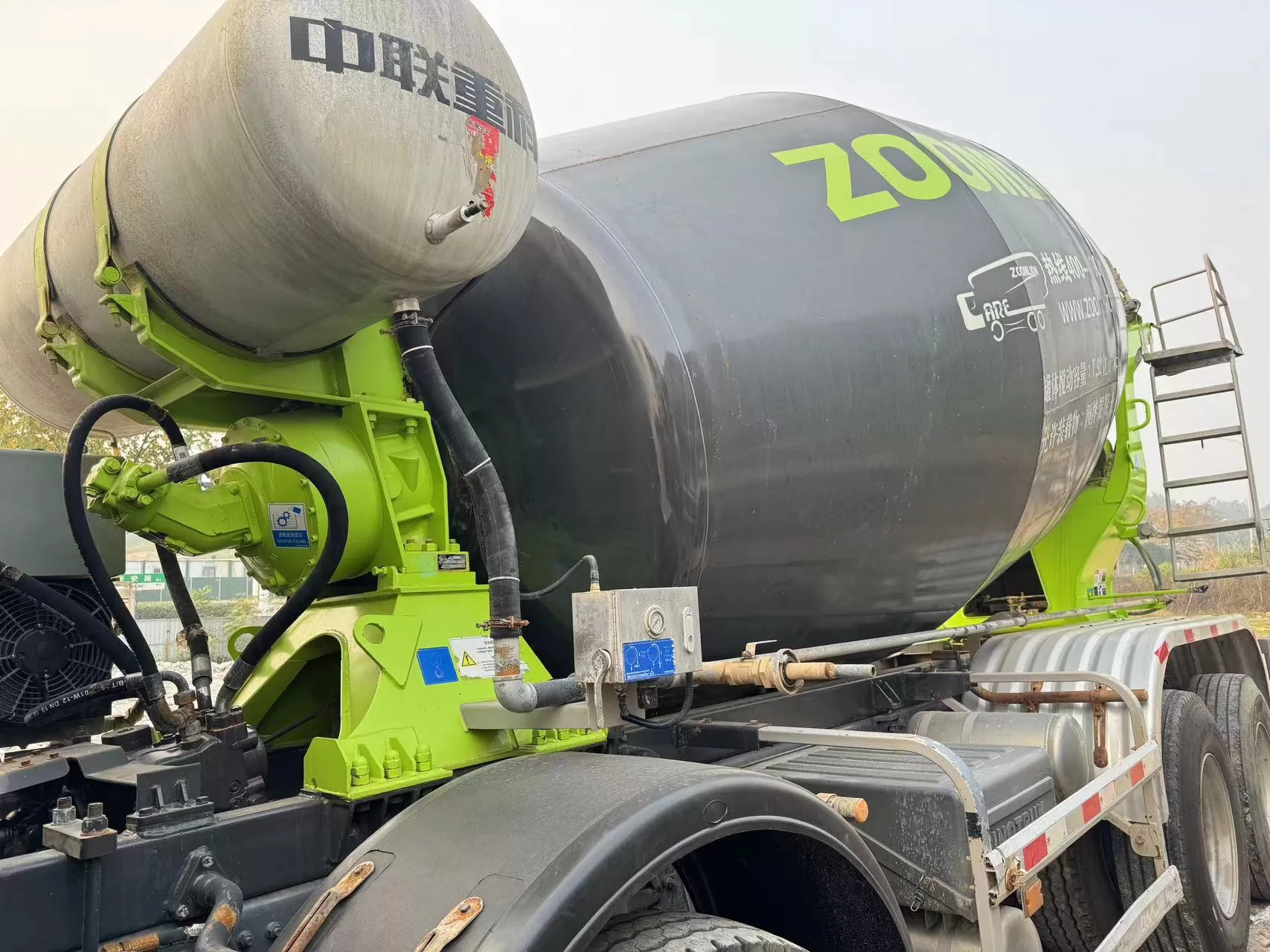 2021 zoomlion كبيرة 12 متر مكعب شاحنة خلط الأسمنت مستعملة على هيكل howo