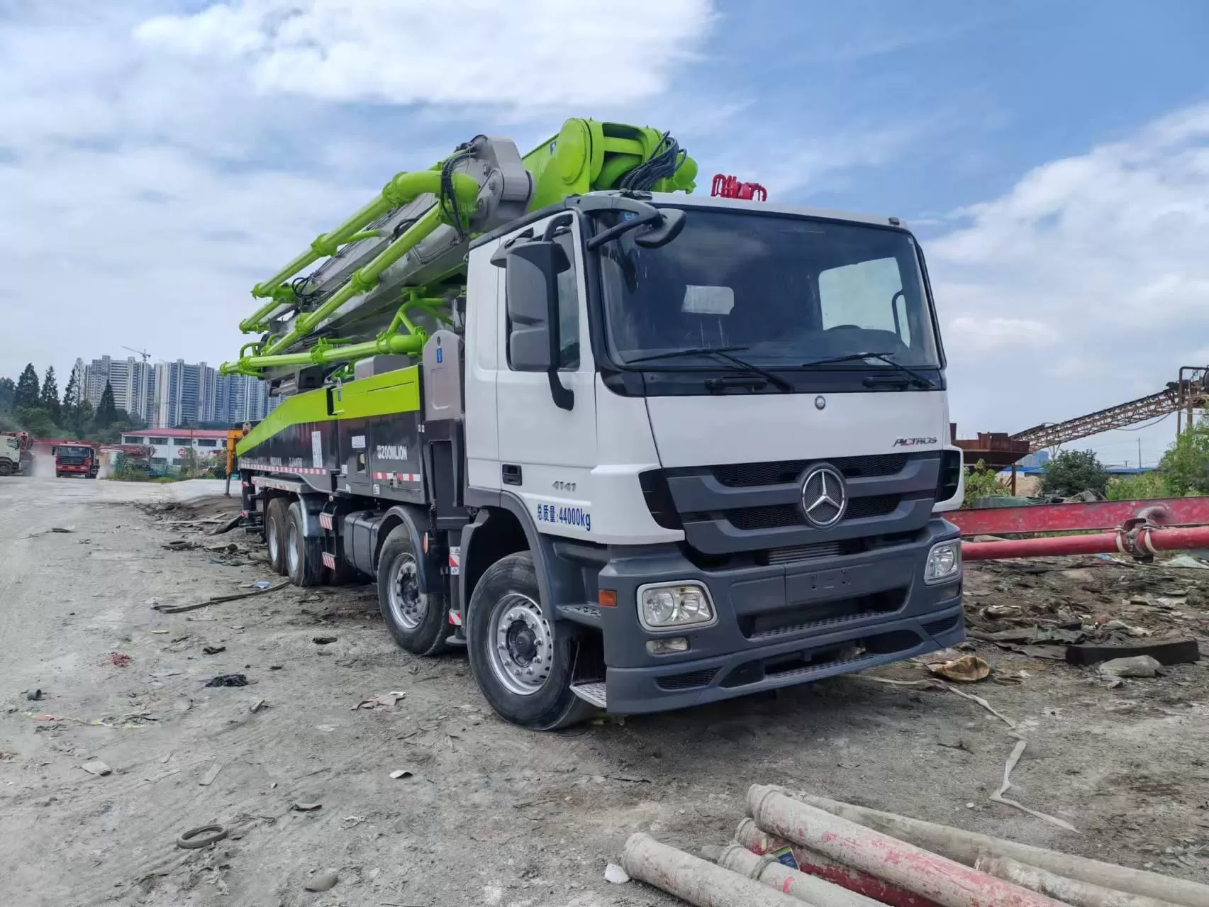 2012 zoomlion 56m boom pump سيارة مضخة الخرسانة المثبتة على شاحنة على هيكل بنز