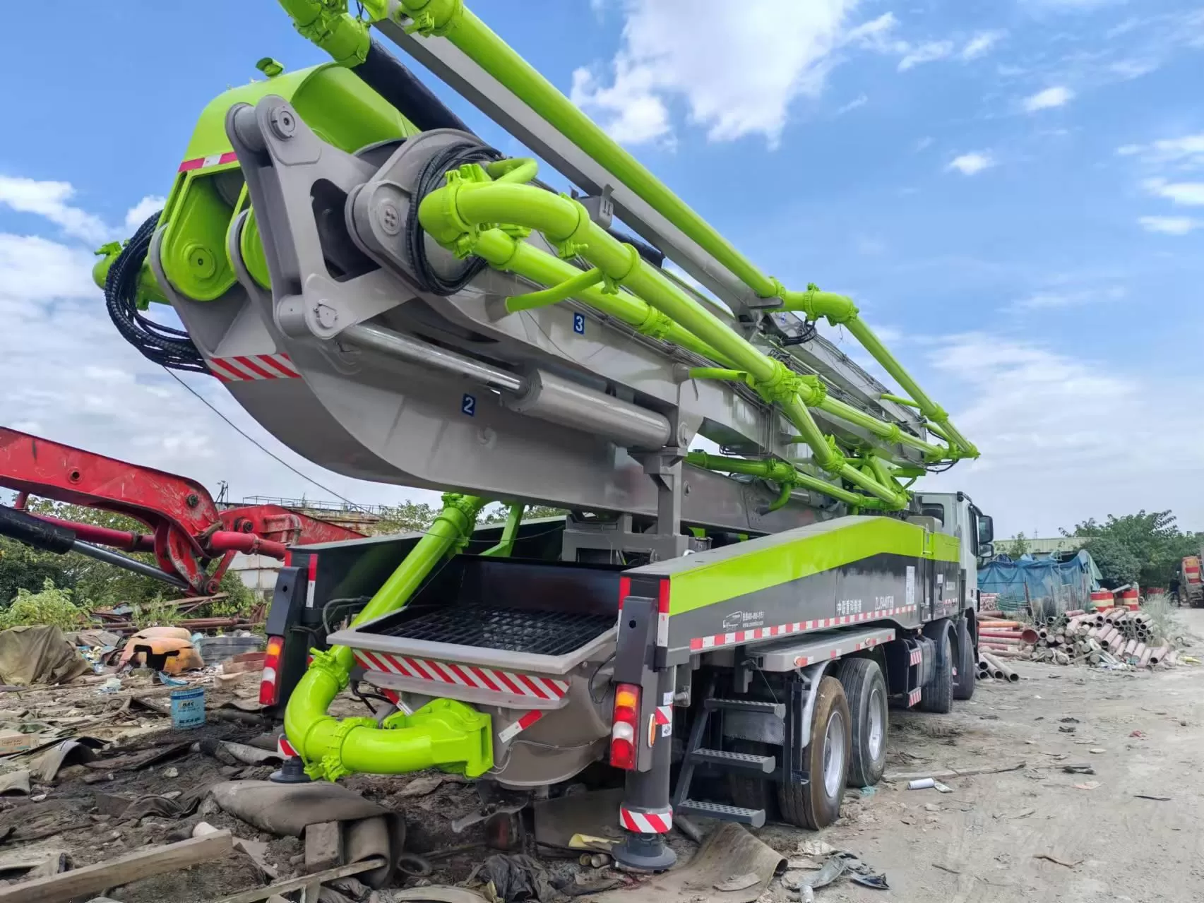 2012 zoomlion 56m boom pump سيارة مضخة الخرسانة المثبتة على شاحنة على هيكل بنز