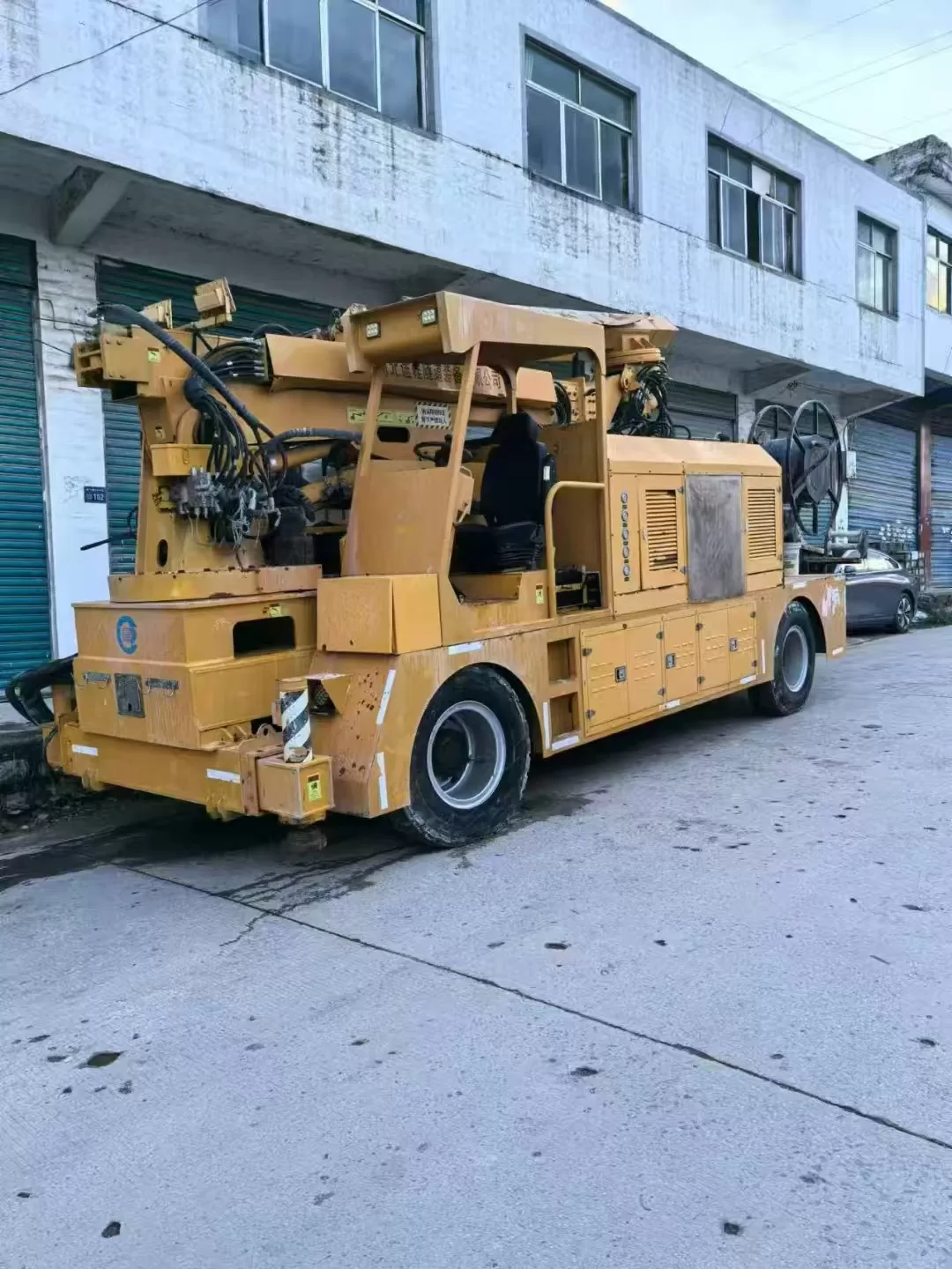 شاحنة رش الخرسانة المرشوشة 30m3 آلة مناور الخرسانة tuc3016n بخاخ الخرسانة لبناء التعدين